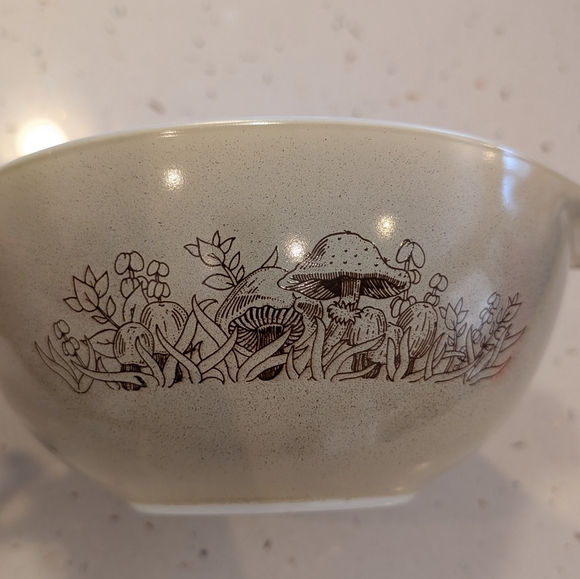 Vintage PYREX Mixing Bowl with Mushroom Design - Picture 7 of 11